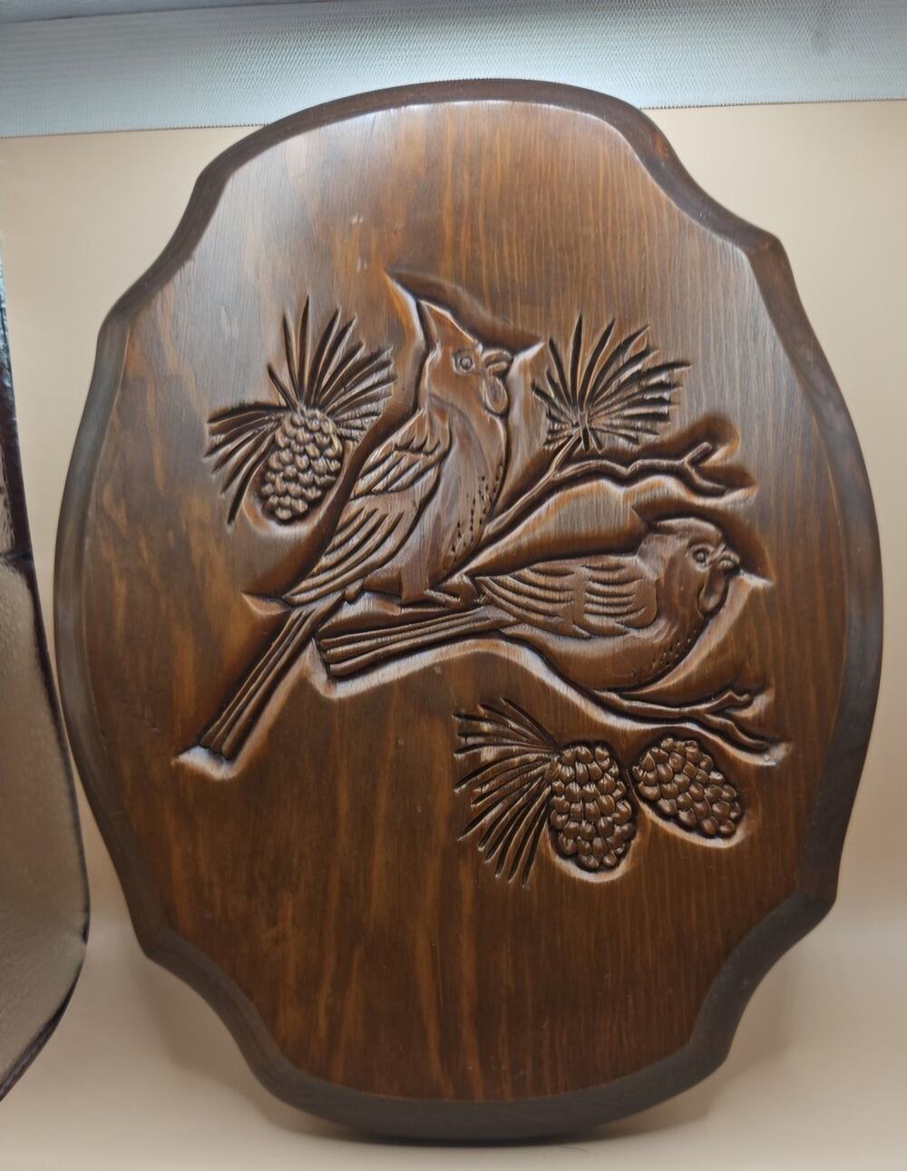 Vintage Cardinal pair wood wall plaque pine tree & pinecones scalloped oval
